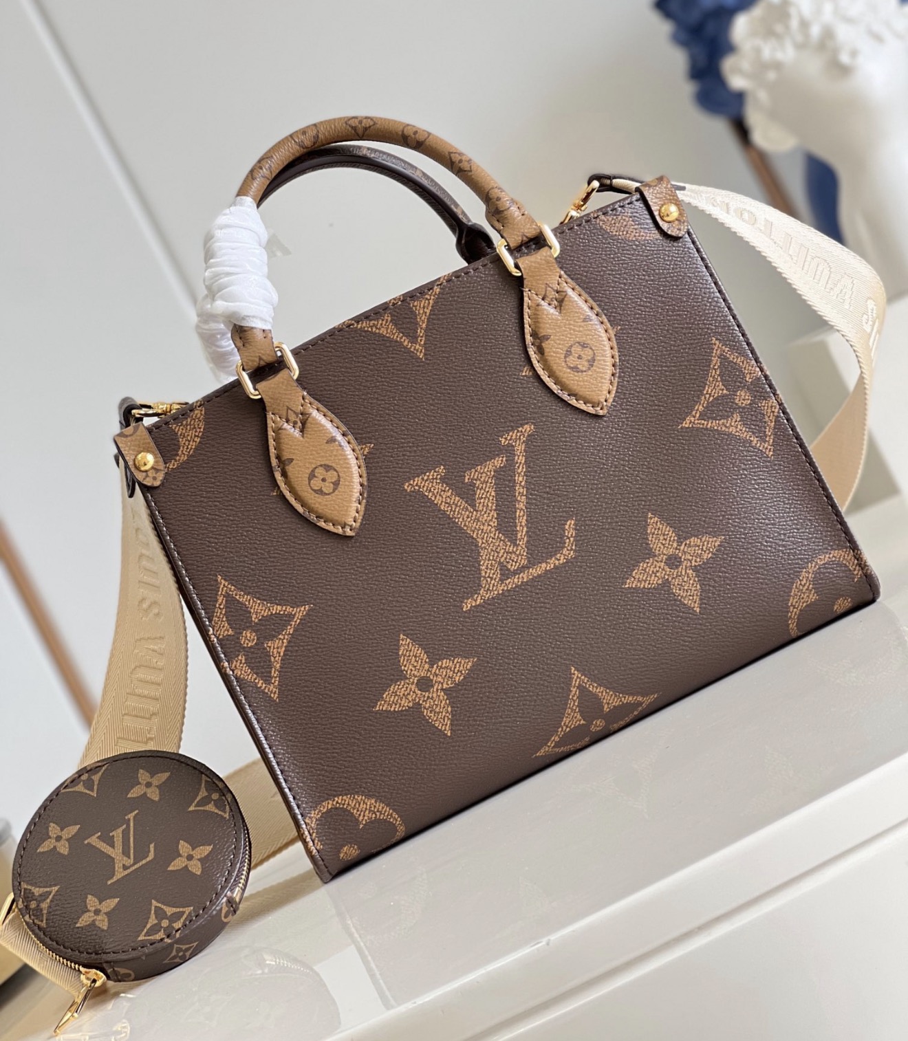 Louis Vuitton OnTheGo BB Monogram Giant Reverse Tote Bag - 图片 3