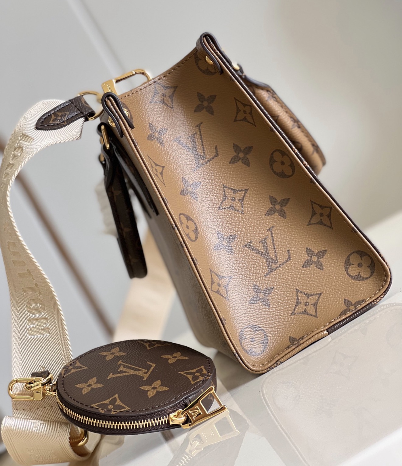 Louis Vuitton OnTheGo BB Monogram Giant Reverse Tote Bag - 图片 4