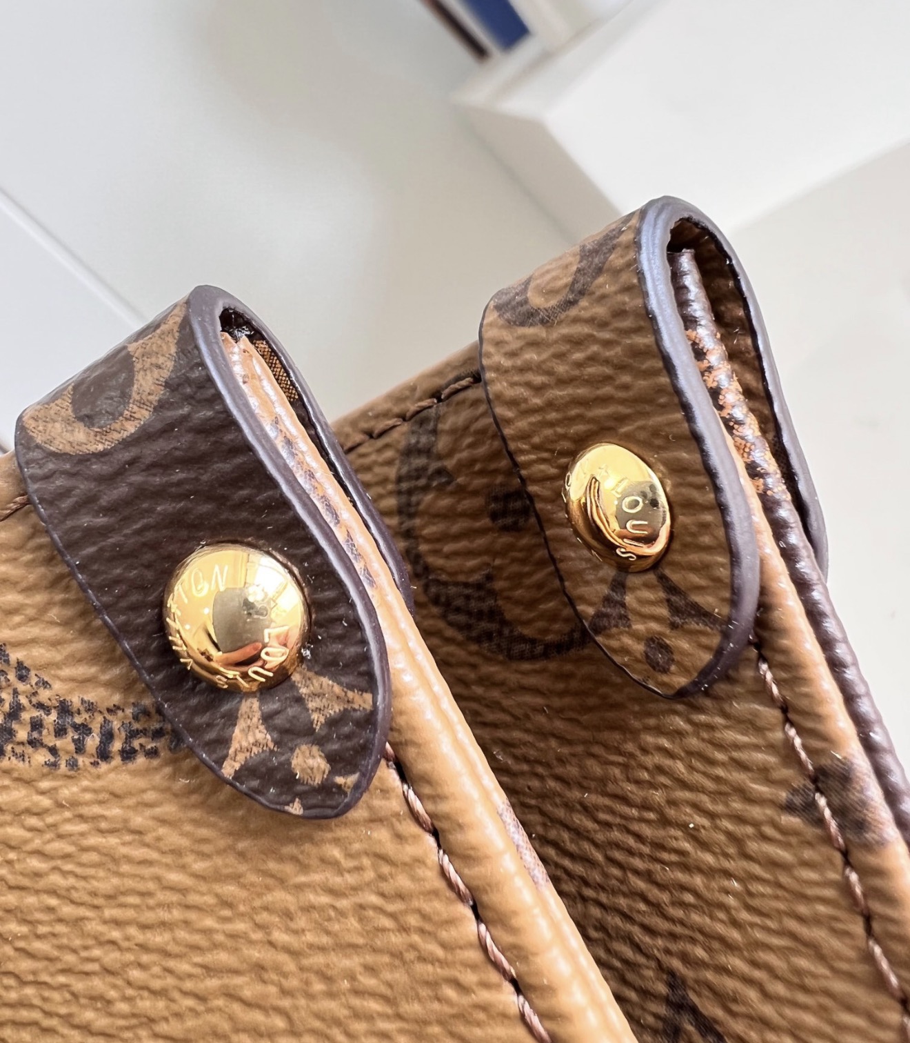 Louis Vuitton OnTheGo BB Monogram Giant Reverse Tote Bag - 图片 5