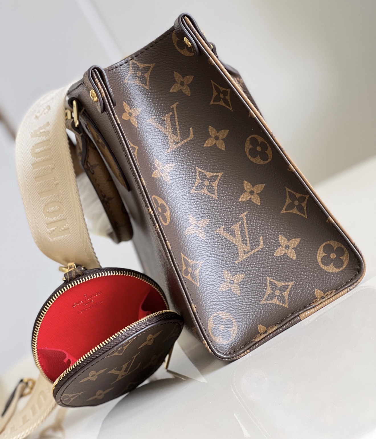 Louis Vuitton OnTheGo BB Monogram Giant Reverse Tote Bag - 图片 6