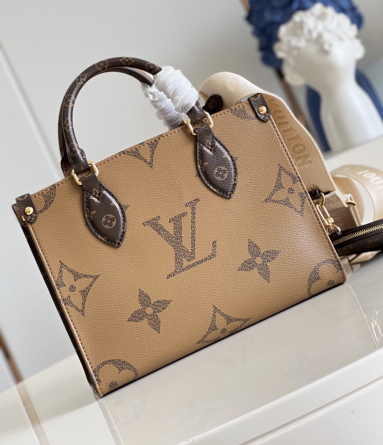 Louis Vuitton OnTheGo BB Monogram Giant Reverse Tote Bag - 图片 8